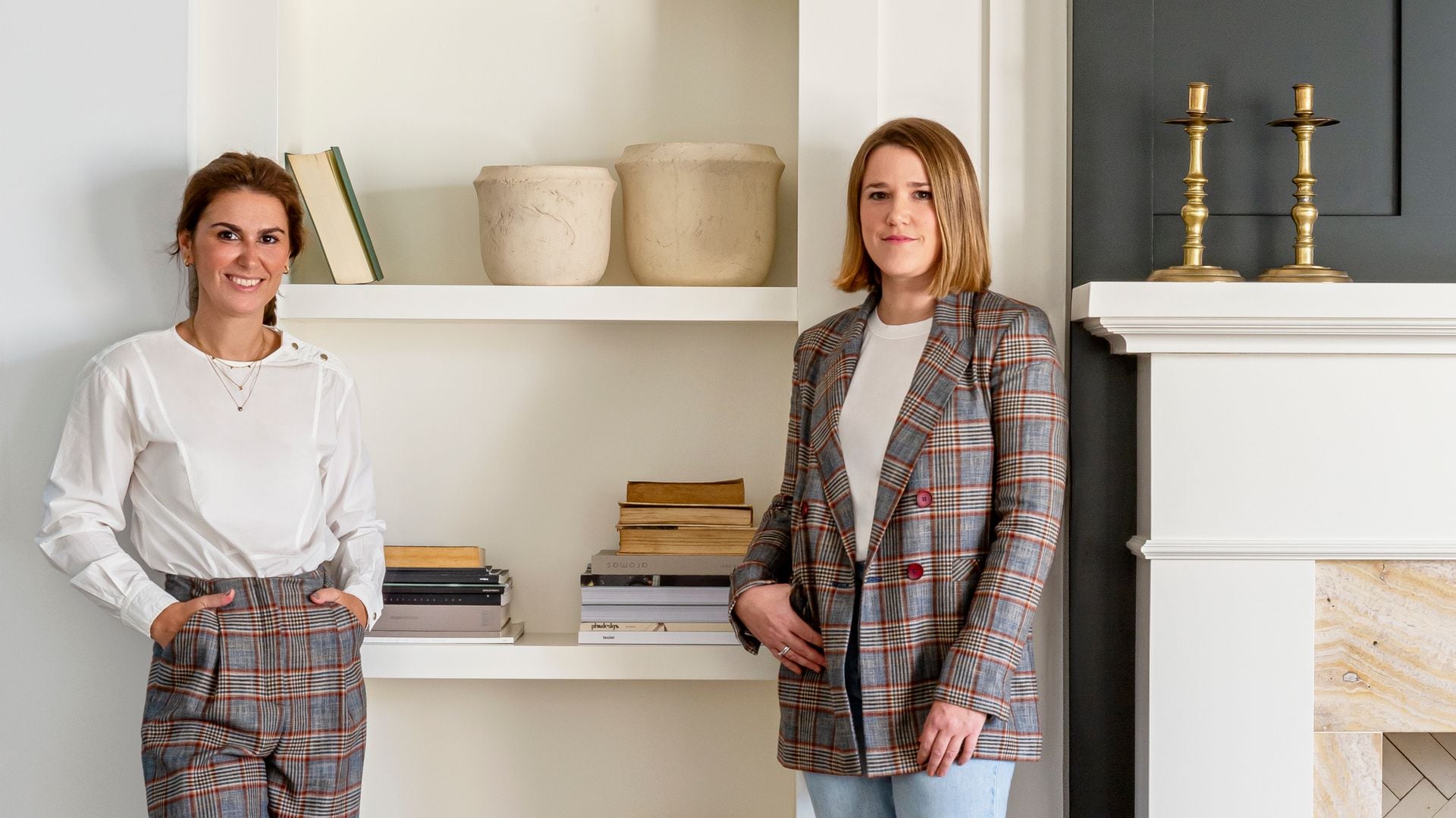 Retrato de Alicia Fuertes y Sara Santamarta, fundadoras del estudio Fuertes Santamarta, en salón con chimenea