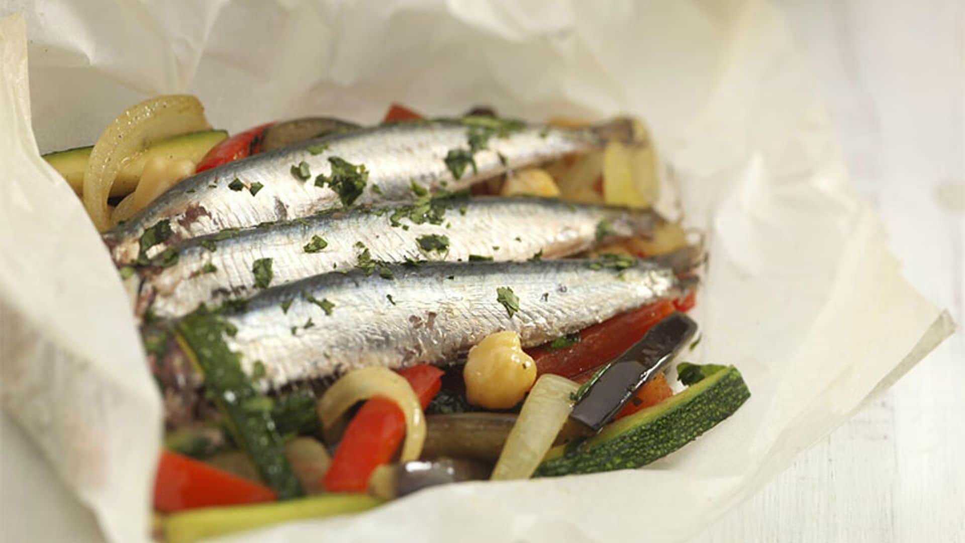Sardinas con verduras y legumbres en papillote