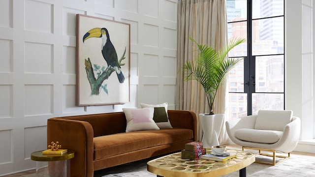 Pared del salón decorada con el cuadro de un tucán