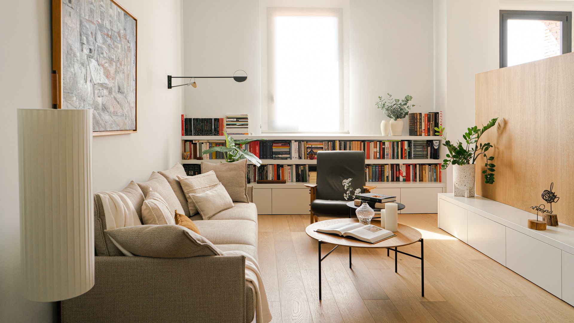 Las 5 soluciones deco que hacen que un salón pequeño se sienta mucho más grande