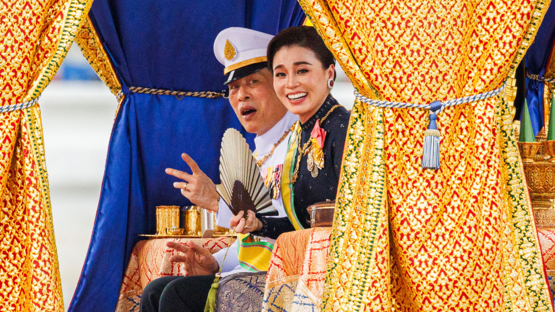 La reina Suthida de Tailandia con el rey Rama X de Tailandia