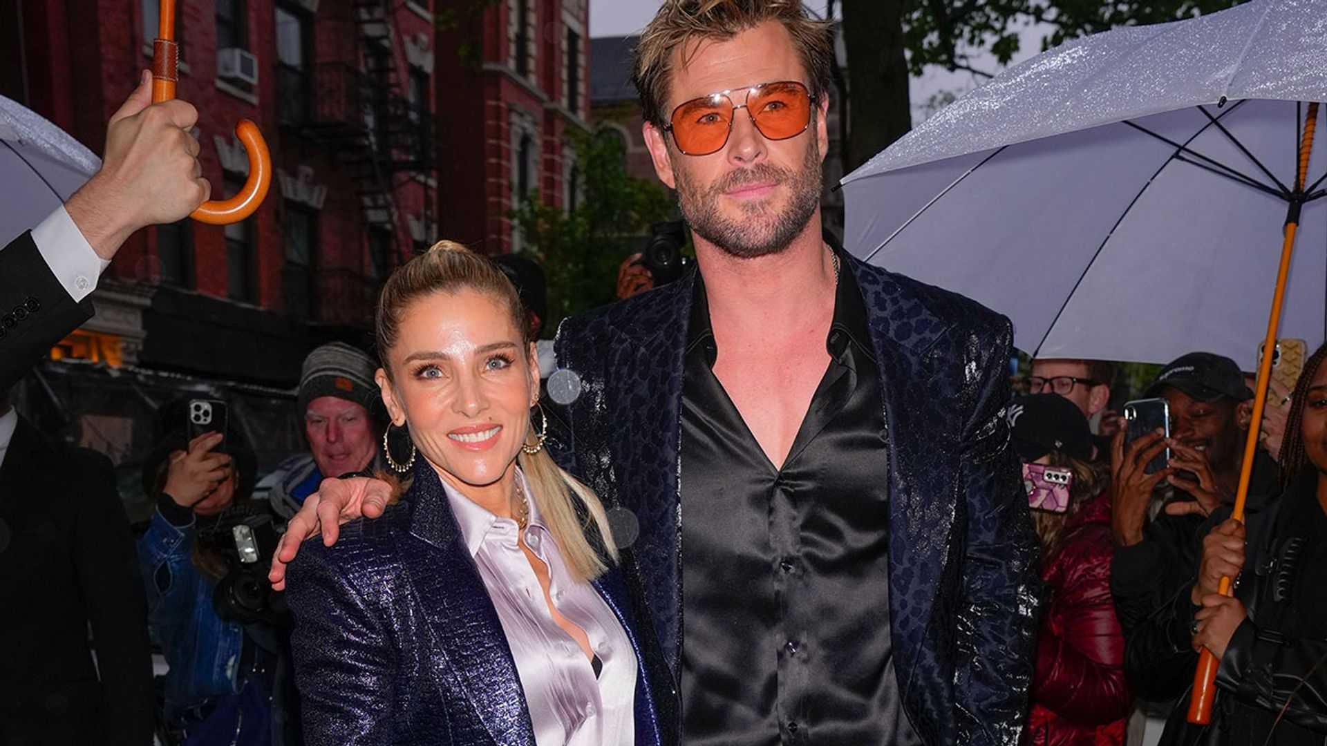 No te pierdas la divertida (y sexy) reacción de Chris Hemsworth cuando Elsa Pataky 'le roba el turno de maquillaje'