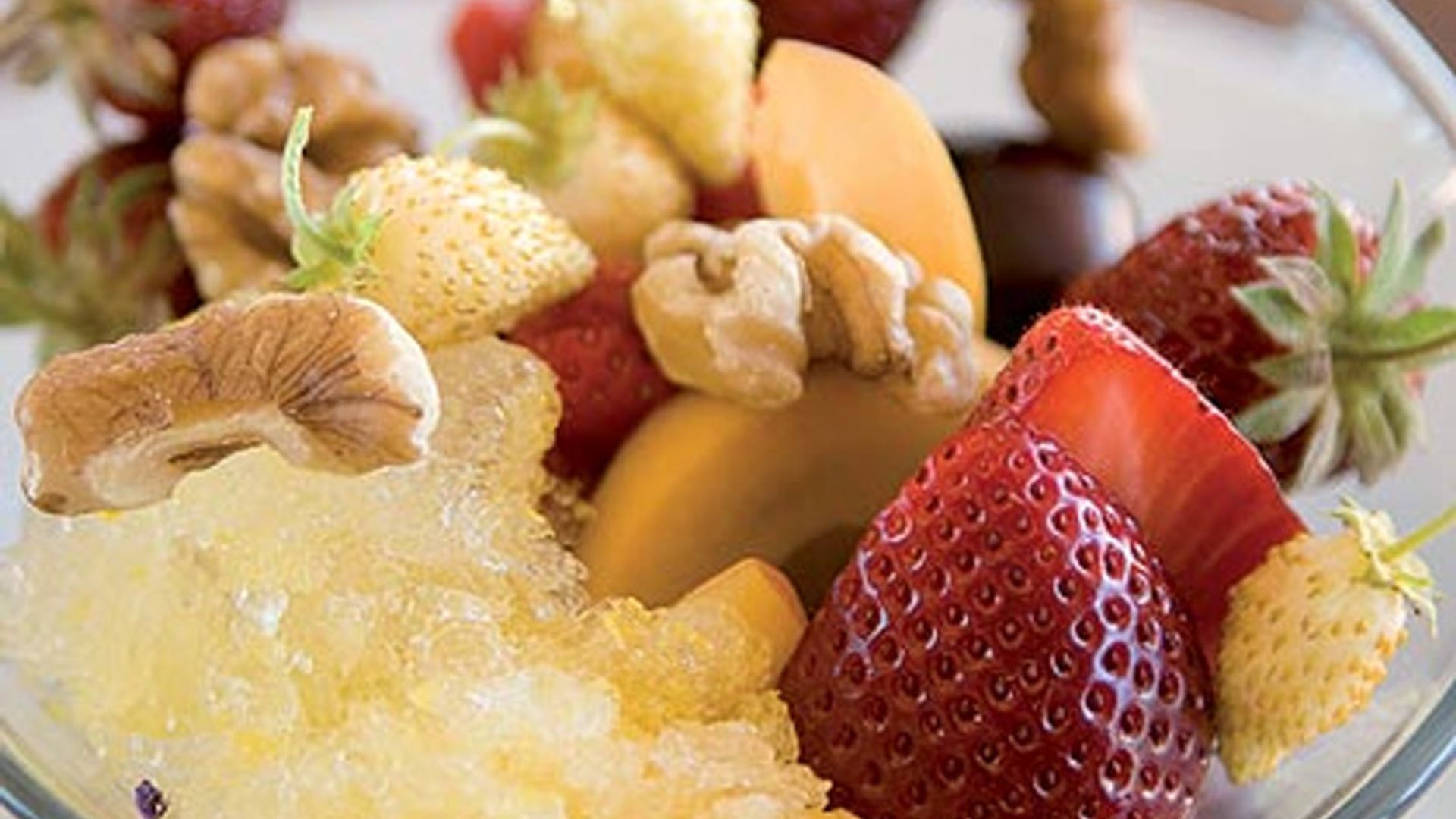 Frutas del bosque, nueces y fruta de la pasión helada