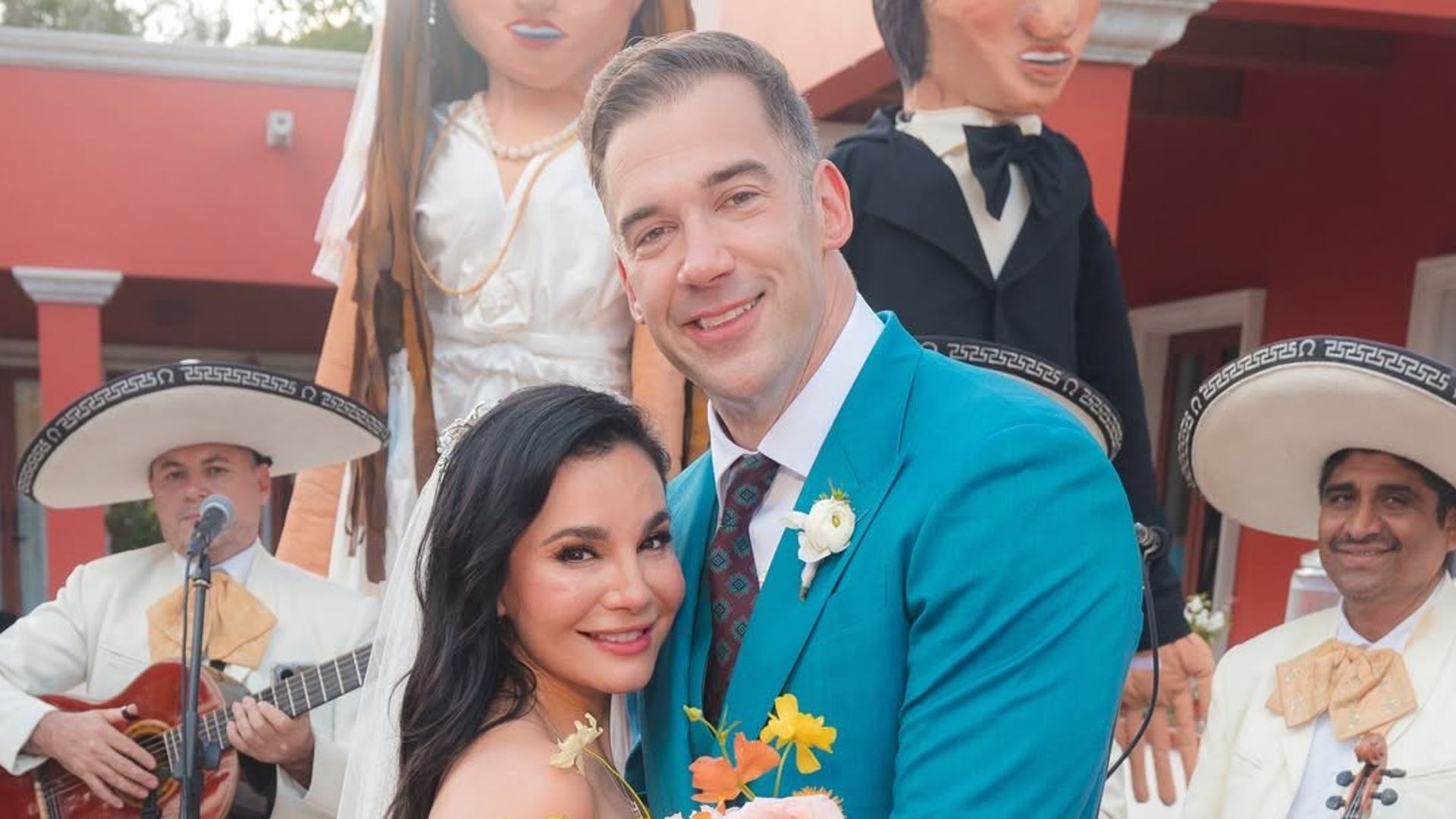 Martha y Lewis compartieron en exclusiva para ¡HOLA! su boda religiosa en la Riviera Maya.