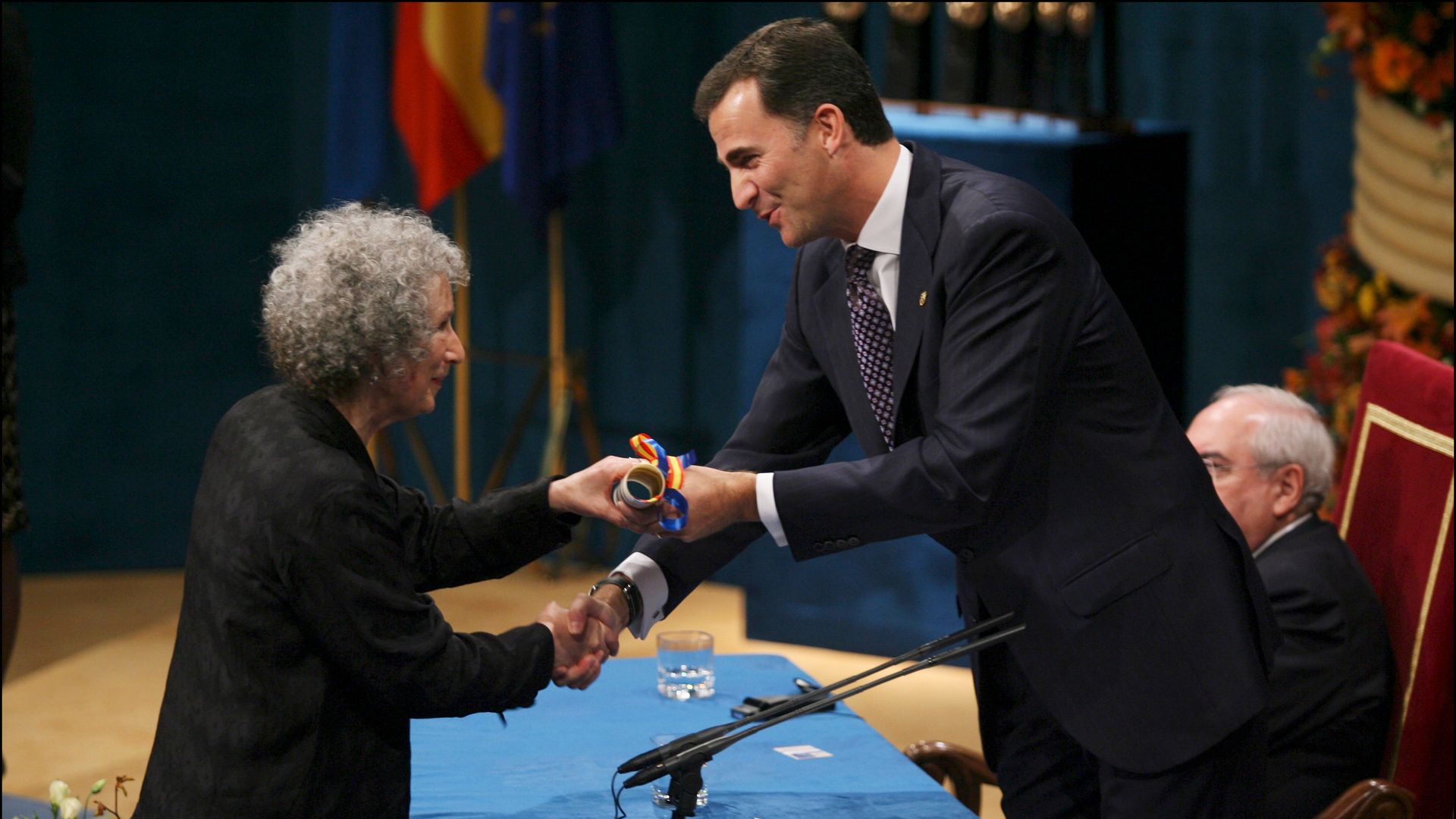 Don Felipe entrega a Margaret Atwood el Premio Príncipe de Asturias de las Letras 2008 en Oviedo