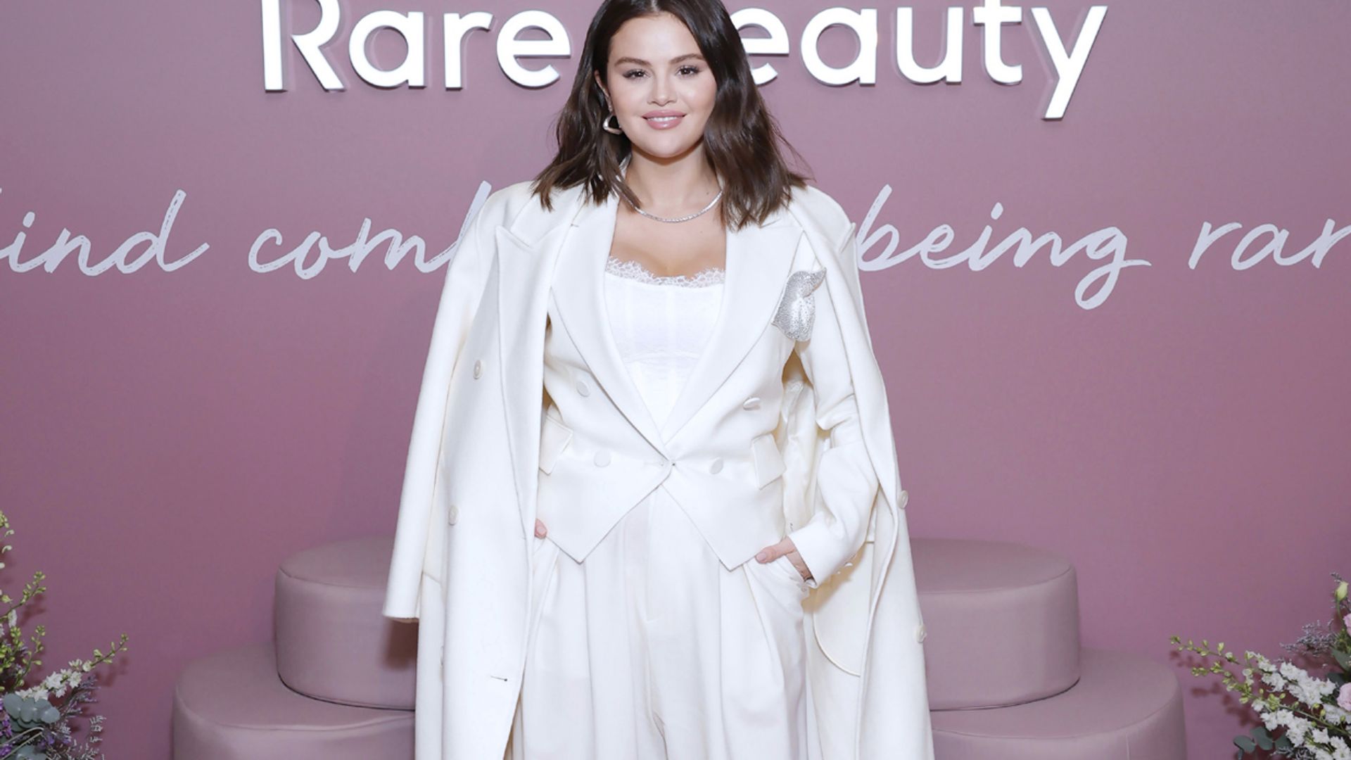 Selena Gomez versiona el traje blanco de las 'royals' y rompe una regla no escrita de moda
