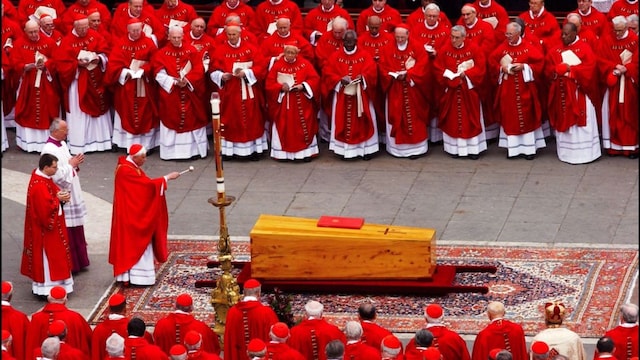 El cardenal Ratzinger durante la homilía del Papa Juan Pablo II