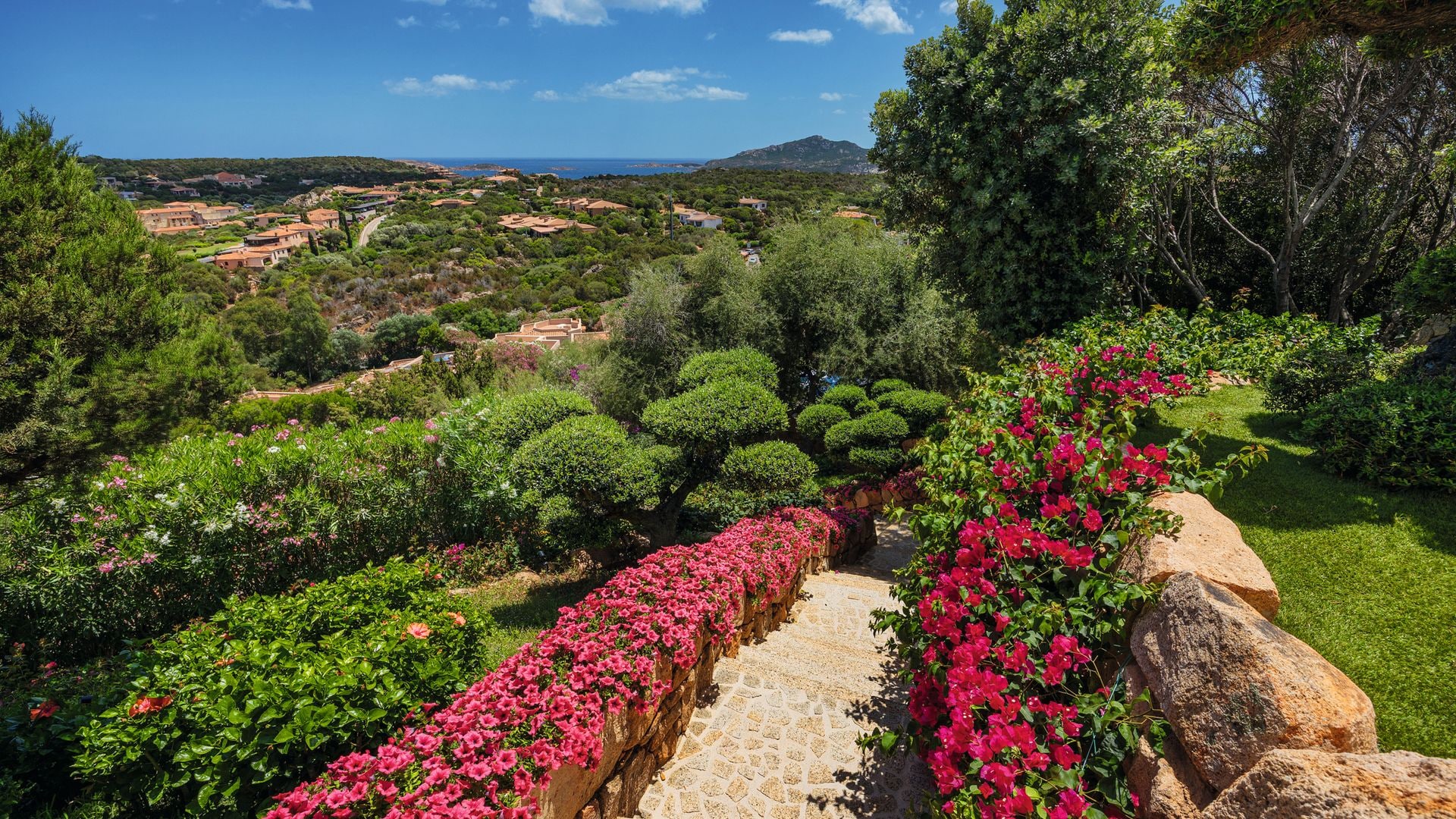 ENTRAMOS CON MARIANGELA LEONE JAMAL EN SU IMPRESIONANTE VILLA DE VERANO EN CERDEÑA, RODEADA DE VEGETACIÓN Y CON VISTAS AL EXCLUSIVO PUERTO DEPORTIVO DE PORTO CERVO