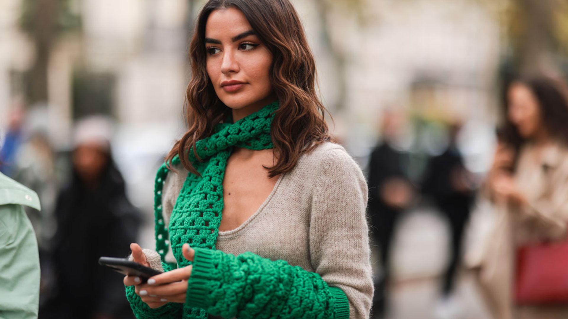 'Crochet' en invierno: la inesperada tendencia que triunfa en las calles de París a Madrid