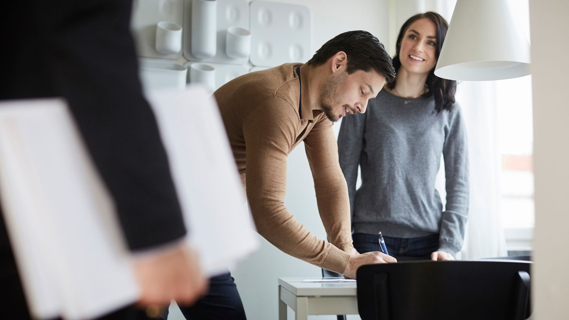 Pareja alquilando una casa