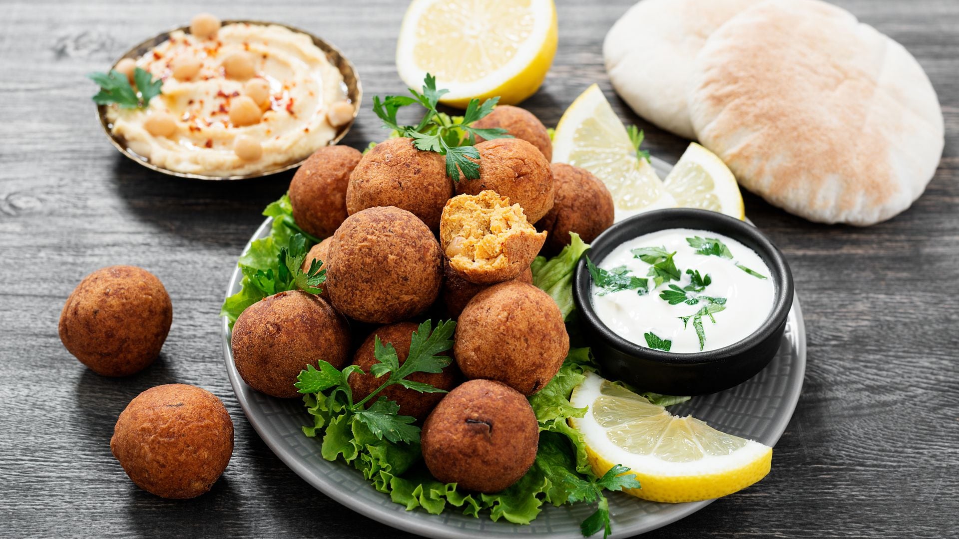 Falafel con salsa de yogur, pan de pita y humus