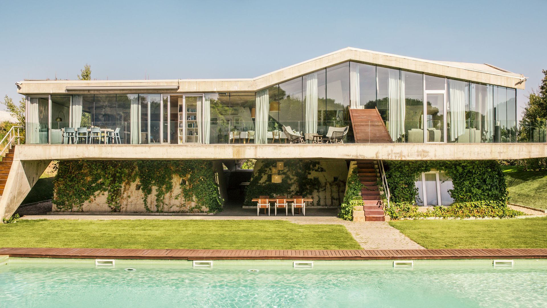 "'Casa Vars' es una síntesis de cómo entiendo la vida. Es orden, serenidad y funcionalidad, pero también belleza y conexión con la naturaleza. La concebí como un lugar donde vivir bien significa pensar mejor. No es ostentación, es equilibrio", cuenta Martín