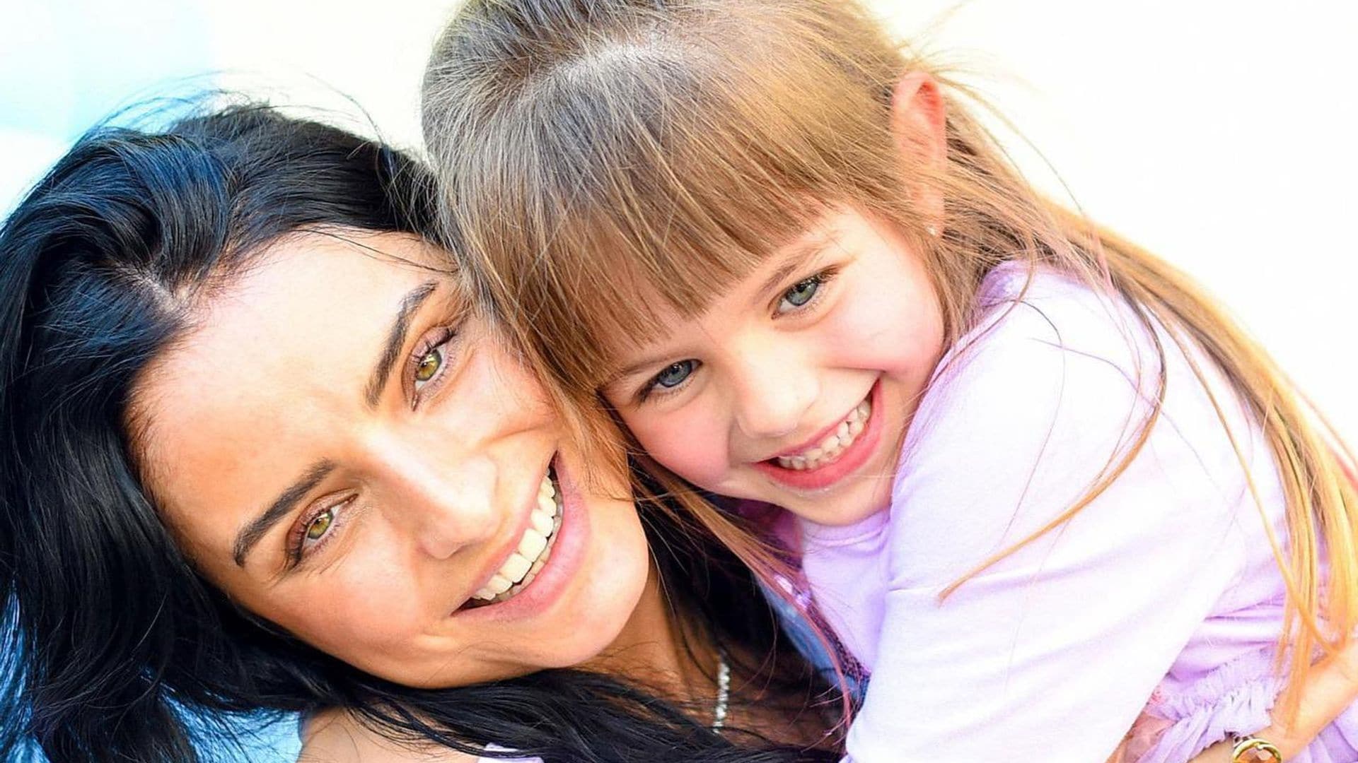 La emoción de Aislinn Derbez al escuchar a Kailani cantar una canción que aprendió en Guinea