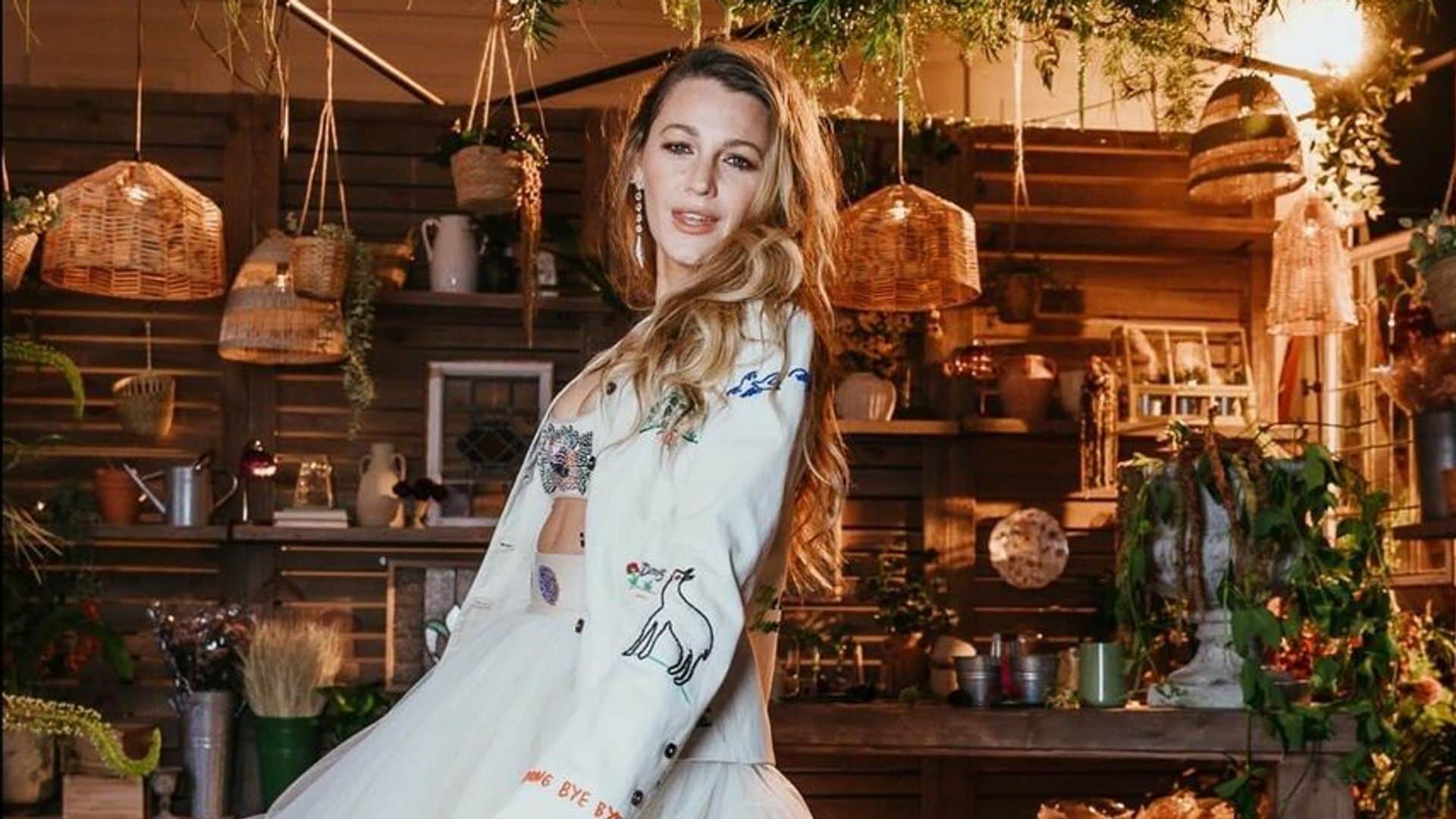 Blake Lively se marca 'un Carrie Bradshaw' con un tutú y taconazo para su esperado regreso a los cines