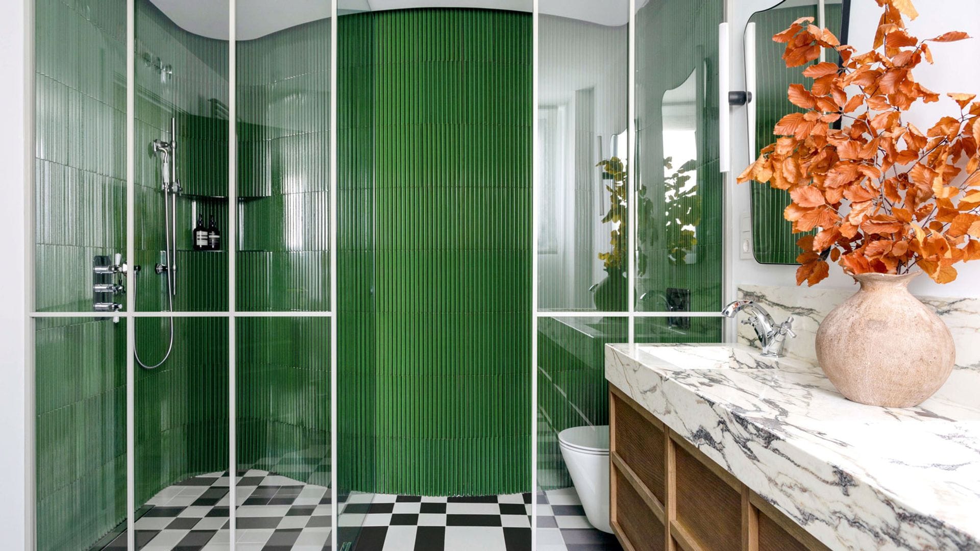 Ducha con azulejos en color