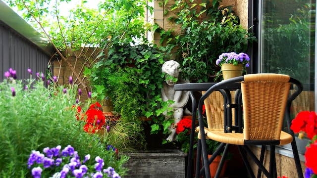 Jardín en terraza con plantas y flores