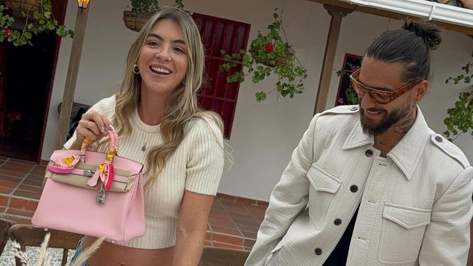 Maluma sorprende a su novia con un bolso de diseñador de varios miles de dólares