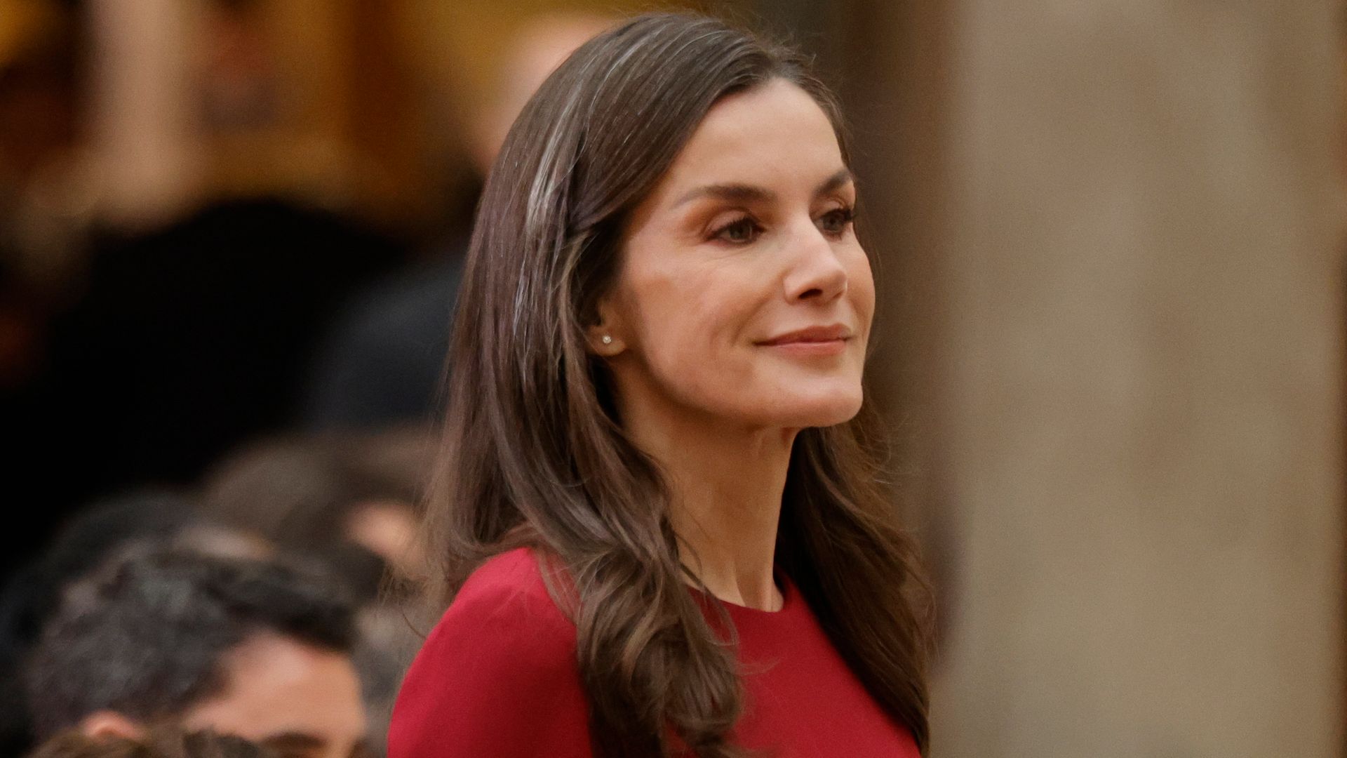 Nuestra experta en colorimetría revela por qué la reina Letizia está tan guapa de rojo: "Potencia su belleza y proyecta seguridad"