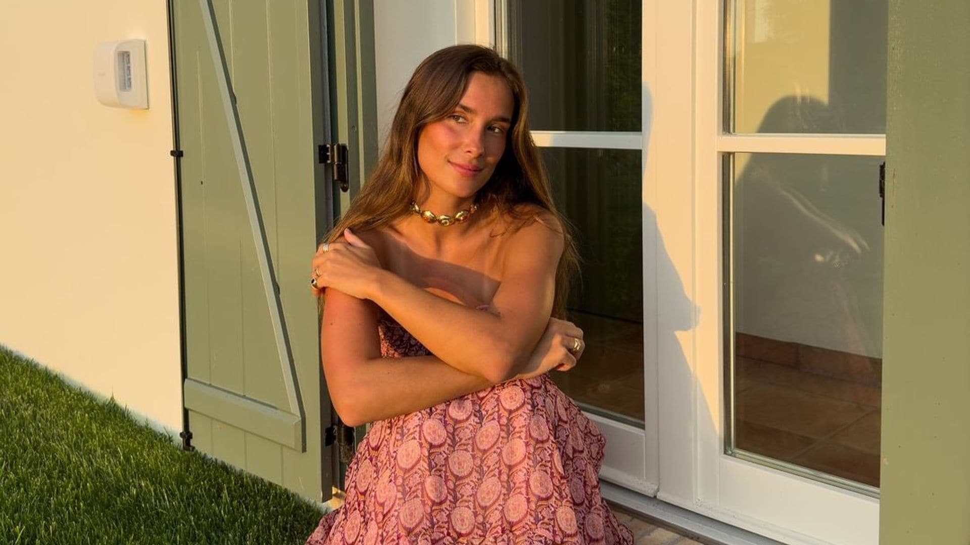 María Pombo estrena en 'Casavaca' el vestido estampado y palabra de honor que triunfa en verano