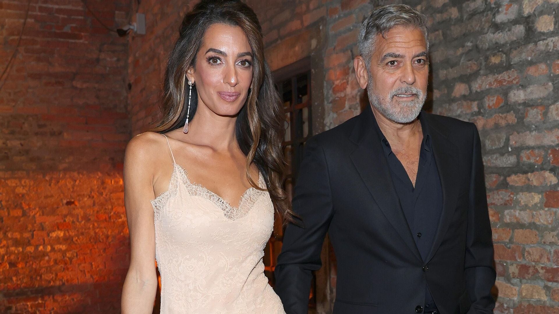 Amal Clooney y el vestido lencero ideal para despedir al verano