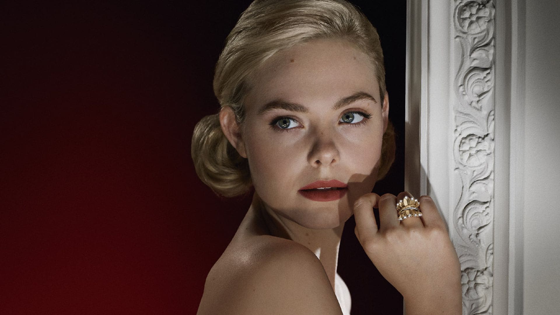 Elle Fanning se transforma en Grace Kelly con un vestido drapeado y joyas de Carolina de Mónaco