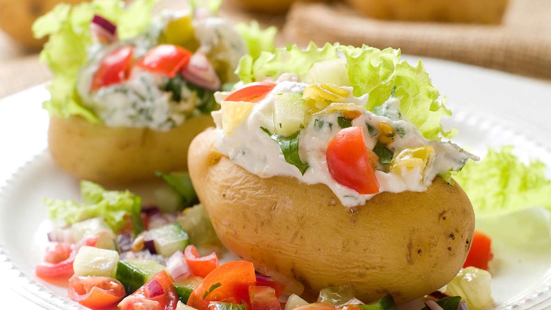 Patatas asadas rellenas de ensaladilla con pipirrana
