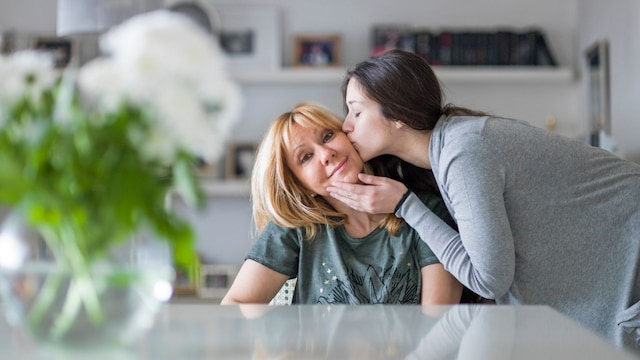 hija besando a su madre