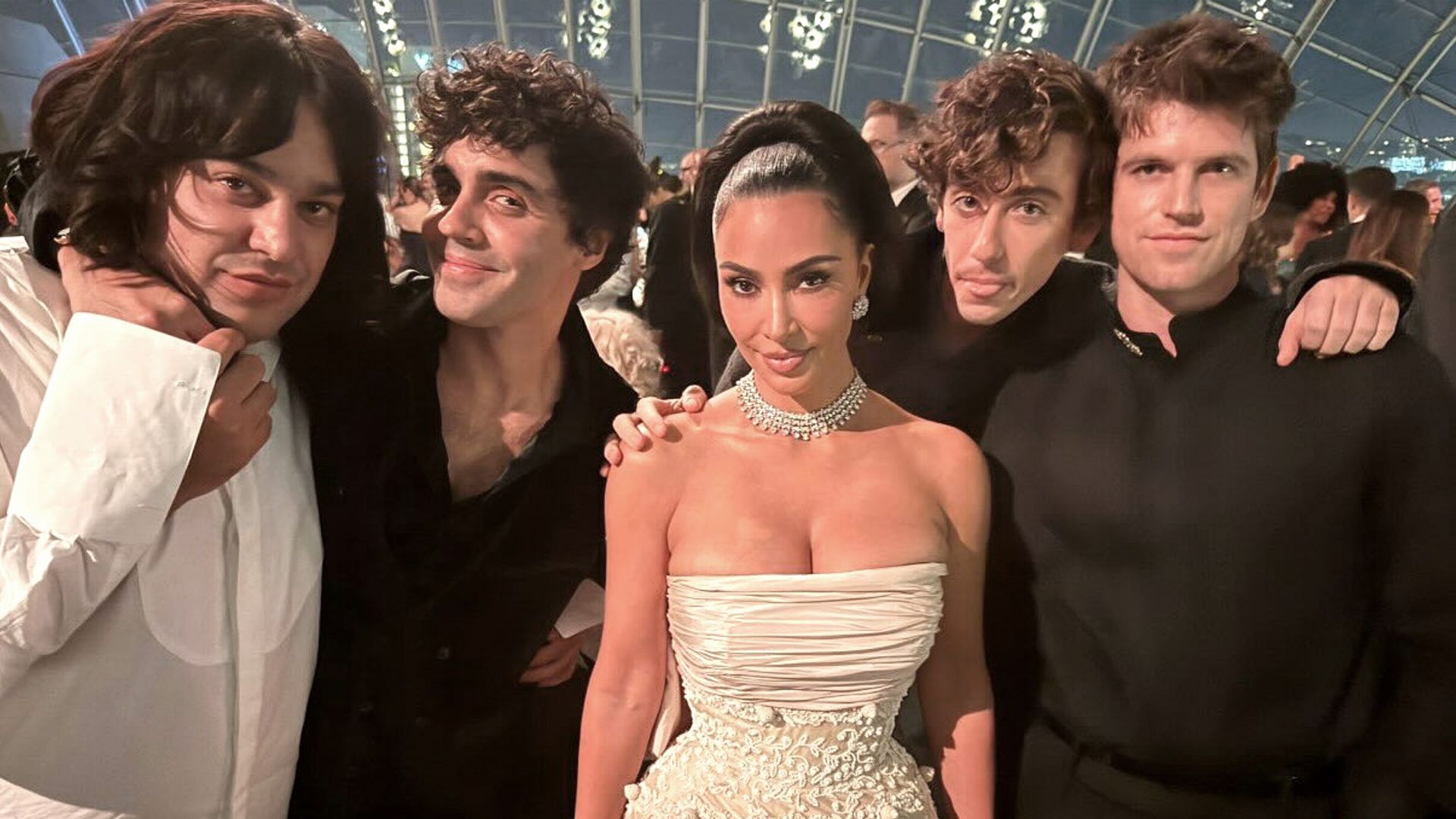 Los Javis y sus compañeros de 'La bola negra' se codean con las grandes estrellas de Hollywood en la fiesta más glamurosa