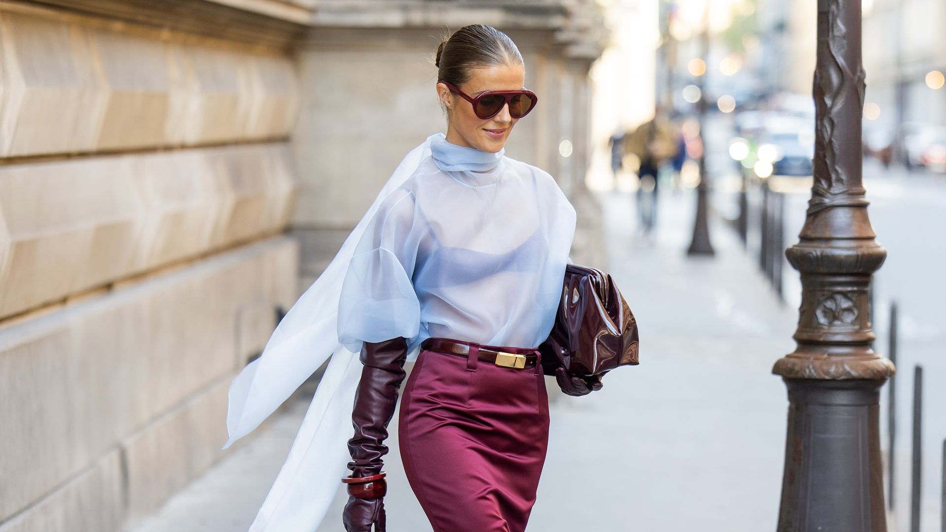 Rojo con morado y otras 4 combinaciones de colores que no te esperas para este otoño 2026 (palabra de las editoras de moda)