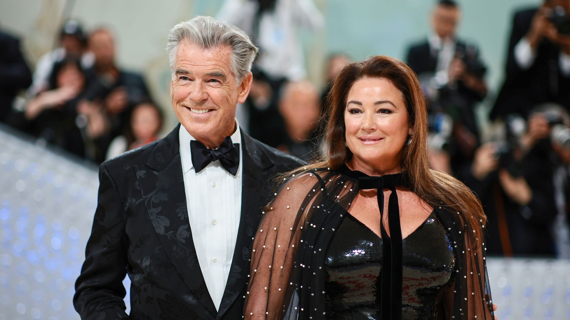 Pierce Brosnan y Keely Shaye Smith, una sólida historia de amor que dura ya más de 30 años