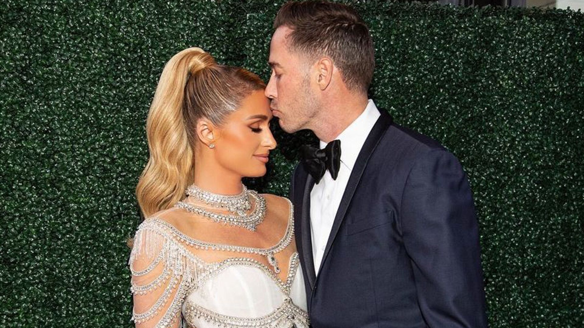 Paris Hilton comparte su primera fotografía vestida de novia