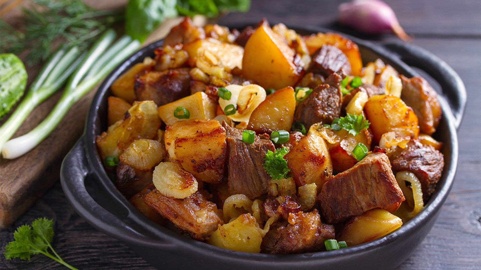 Estofado de ternera con patatas y chalotas
