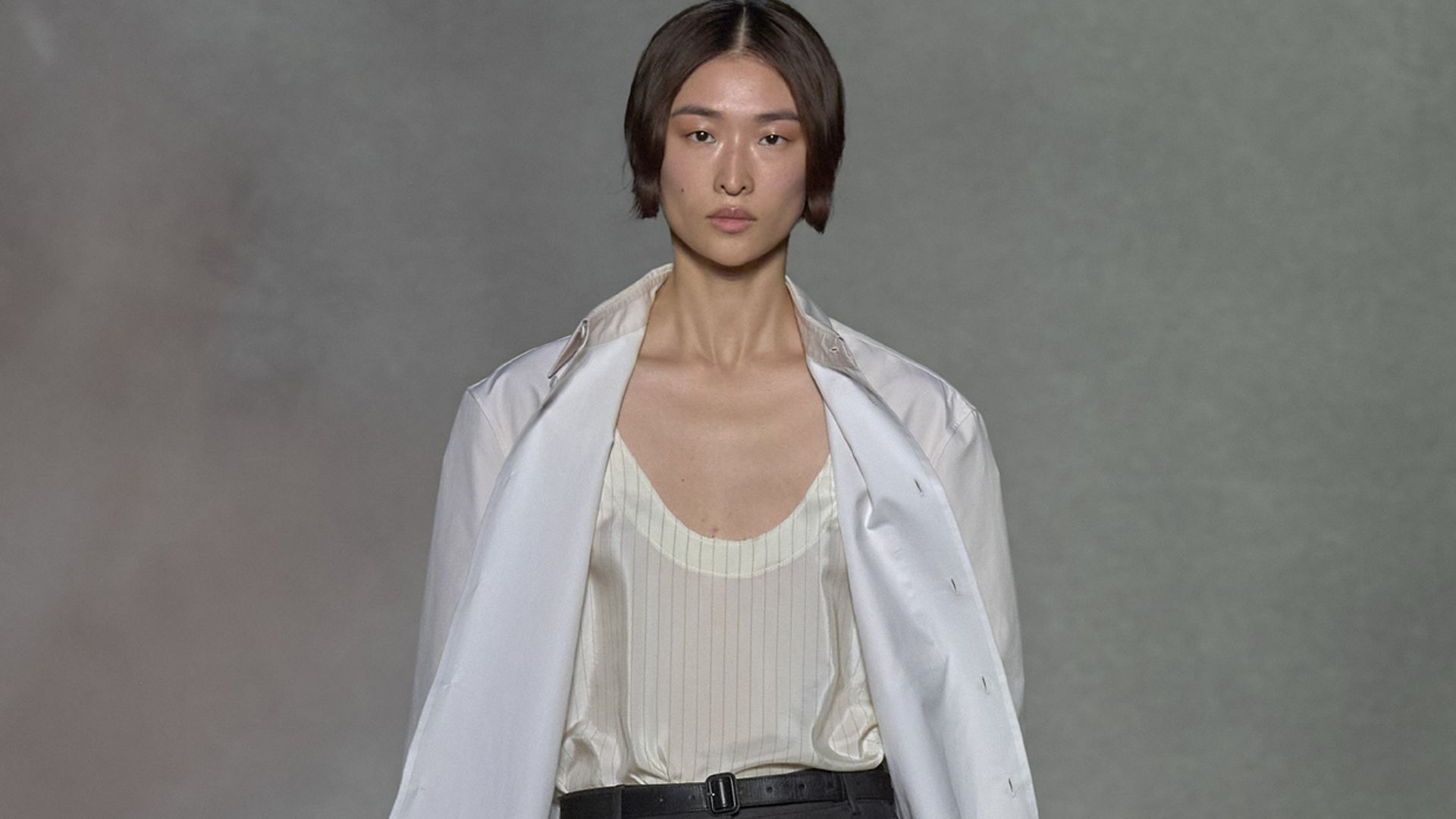 Prendas satinadas y ligeras, los tejidos que van a reinar en primavera según Lanvin