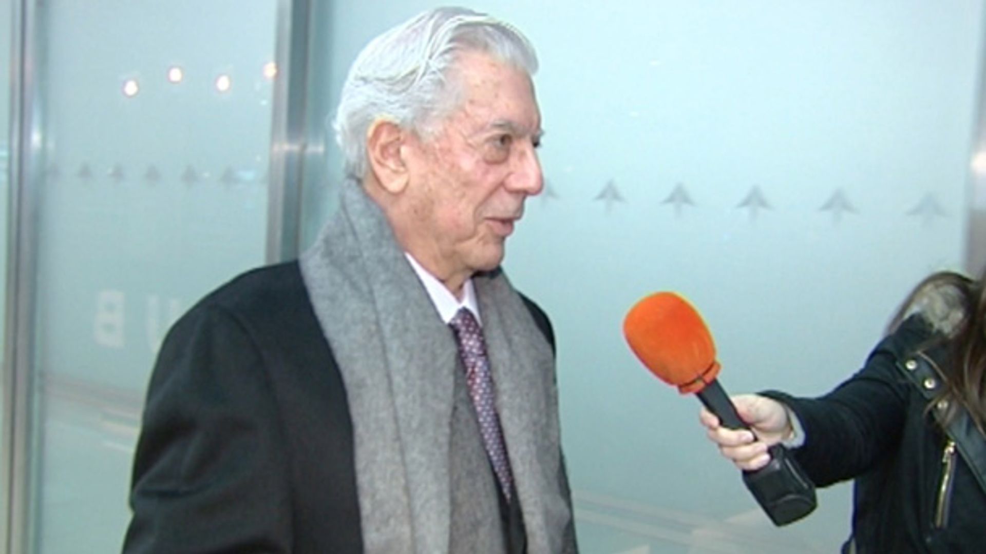 Mario Vargas Llosa aterriza en Madrid tras pasar Acción de Gracias con los hijos de Isabel Preysler: 'Son todos muy simpáticos'