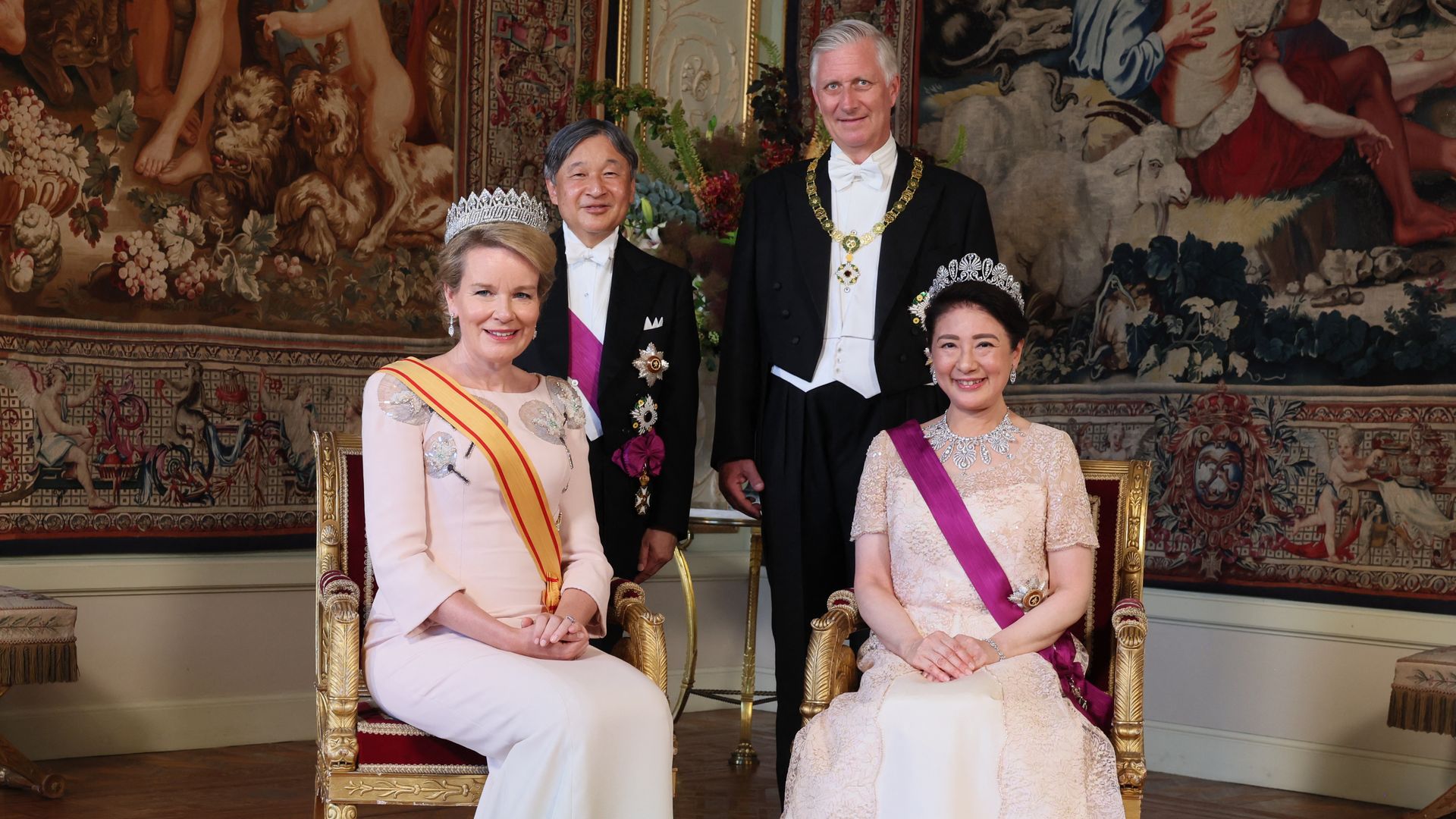Posado oficial de la Familia Real de Bélgica junto a los Emperadores de Japón