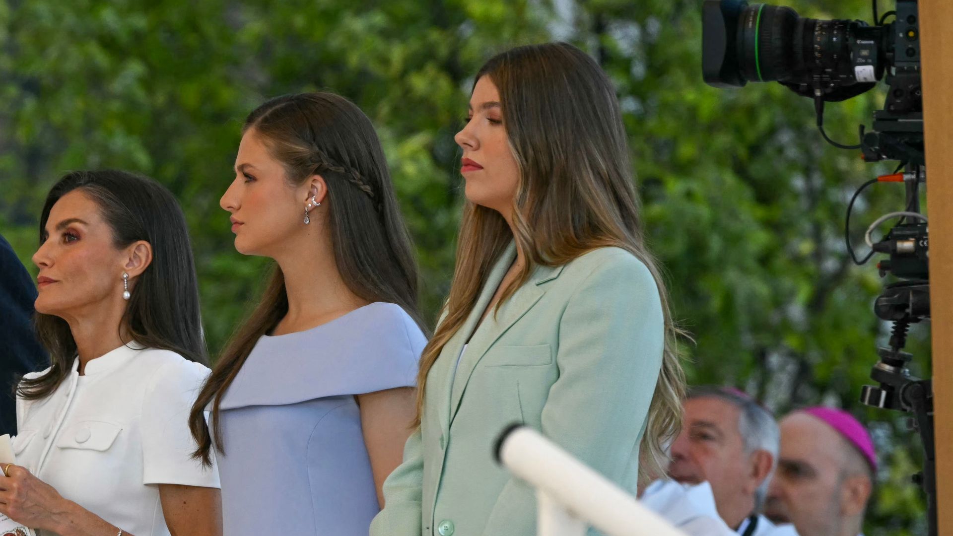 La infanta Sofía recupera su 'uniforme' favorito y cumple con el protocolo del Vaticano con recuerdo a su abuela incluido
