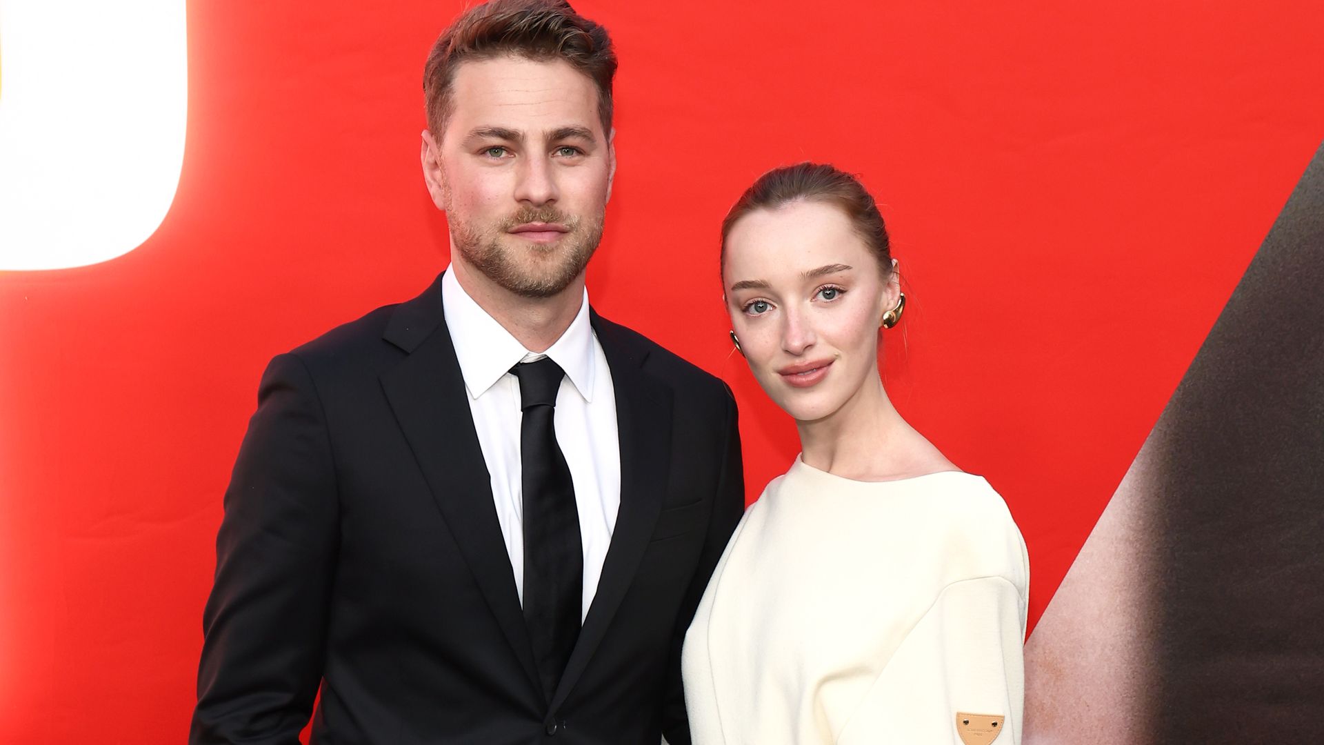 Phoebe Dynevor es la nueva musa nupcial para las novias modernas y minimalistas