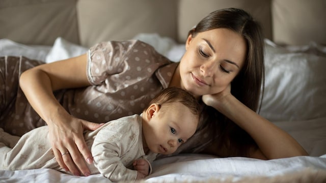 beb y madre en la cama