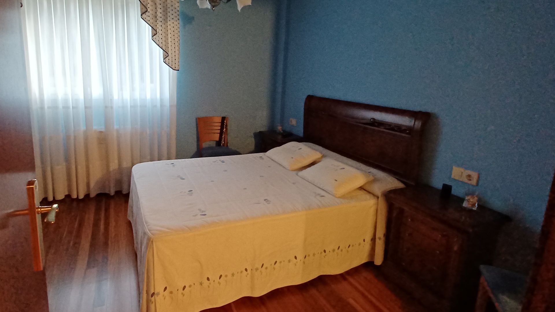 Dormitorio anticuado antes de la reforma