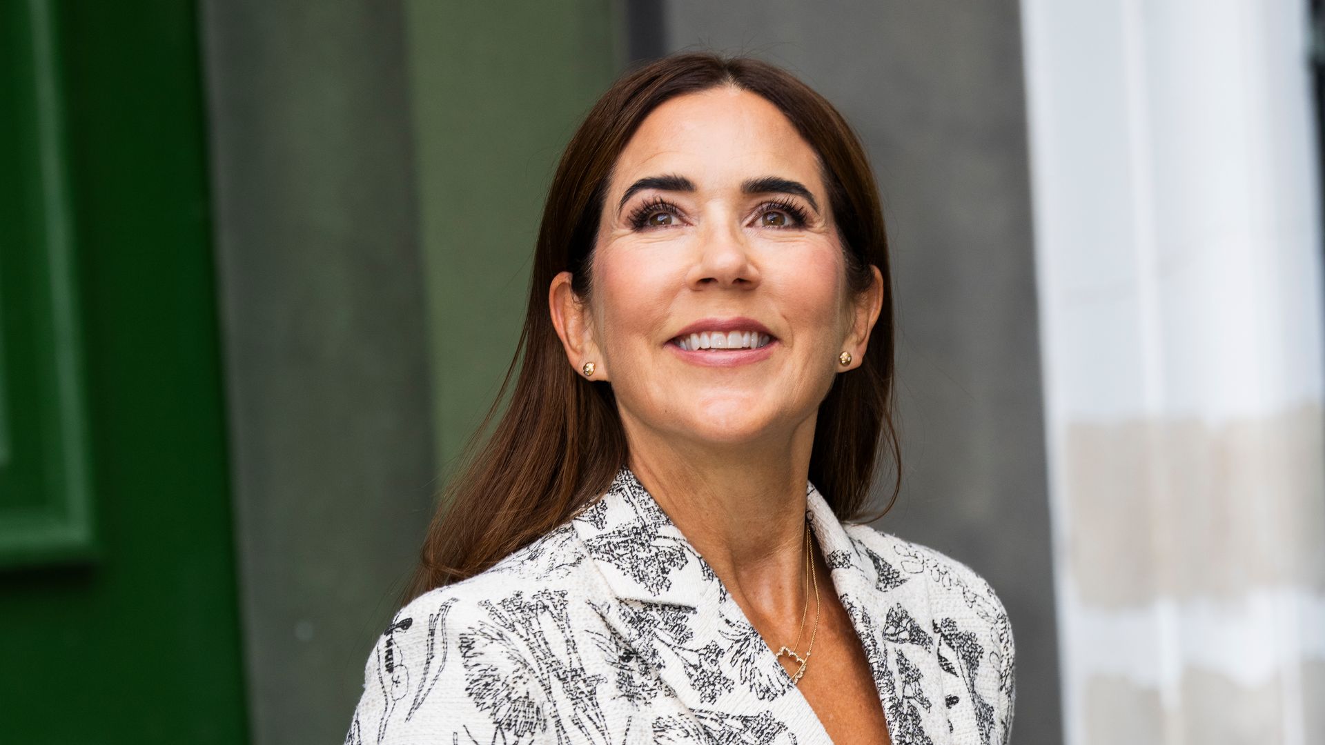 La reina María de Dinamarca asiste a la inauguración de la exposición «Bharti Kher: Mitologías» en Copenhague.