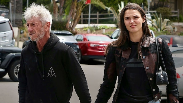 Sean Penn y Valeria Nicov pasean de la mano por Malibú