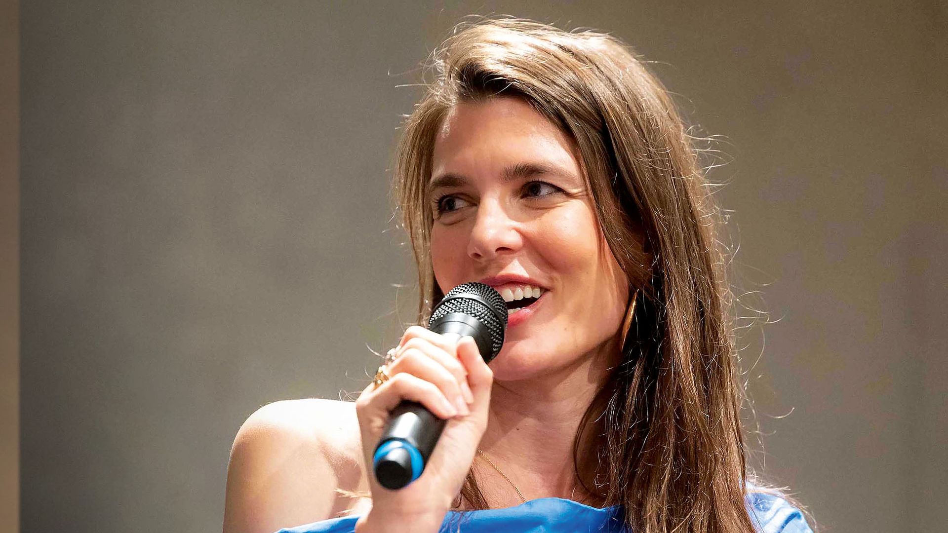 Carlota Casiraghi recibe el premio Musa Nostra, su primer reconocimiento literario, durante la inauguración del Festival E Statinate en Lumio, Córcega (agosto de 2026).