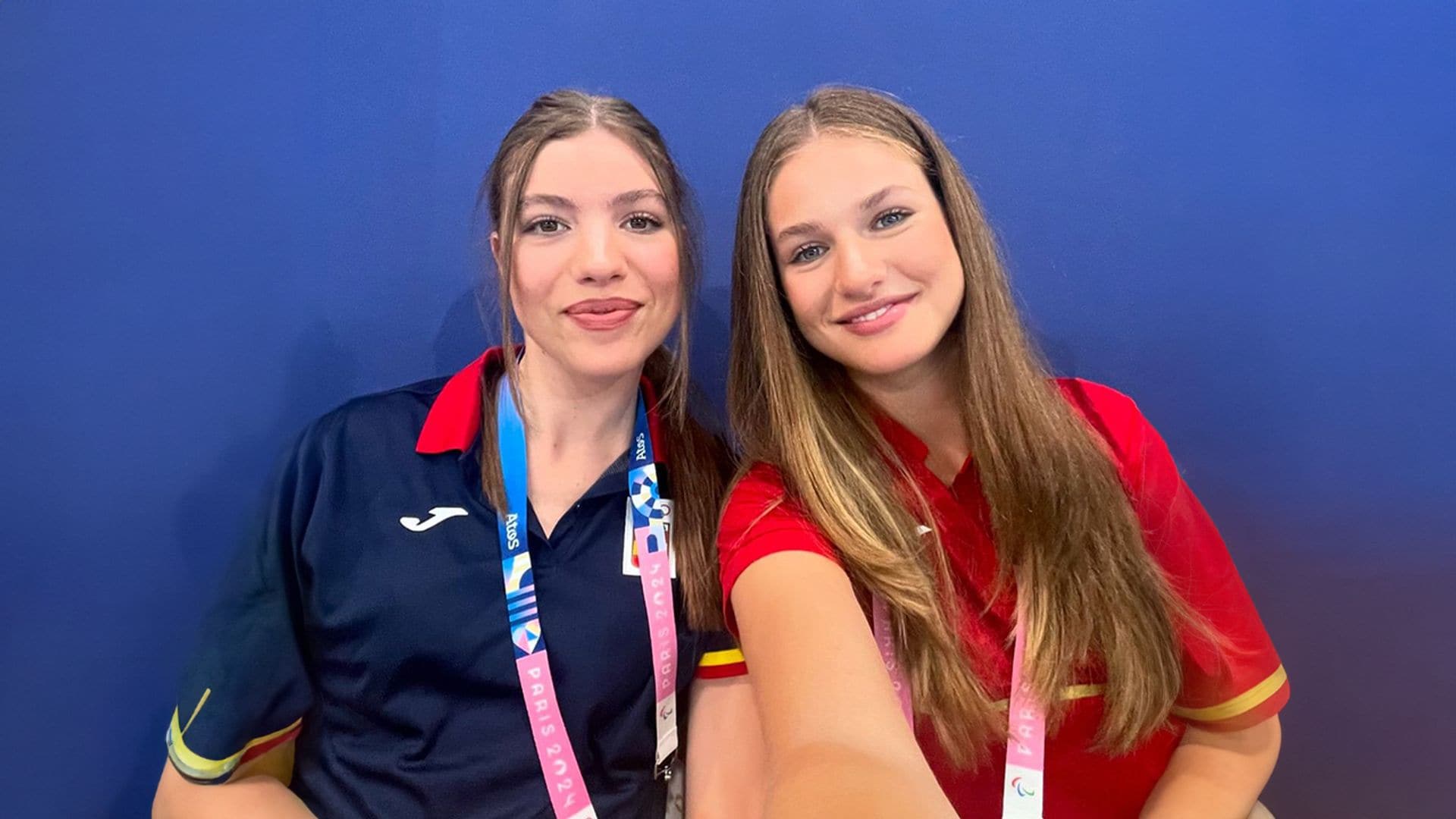 Los looks de Leonor y Sofía para apoyar a nuestros atletas en París: polos deportivos e intercambio de vaqueros
