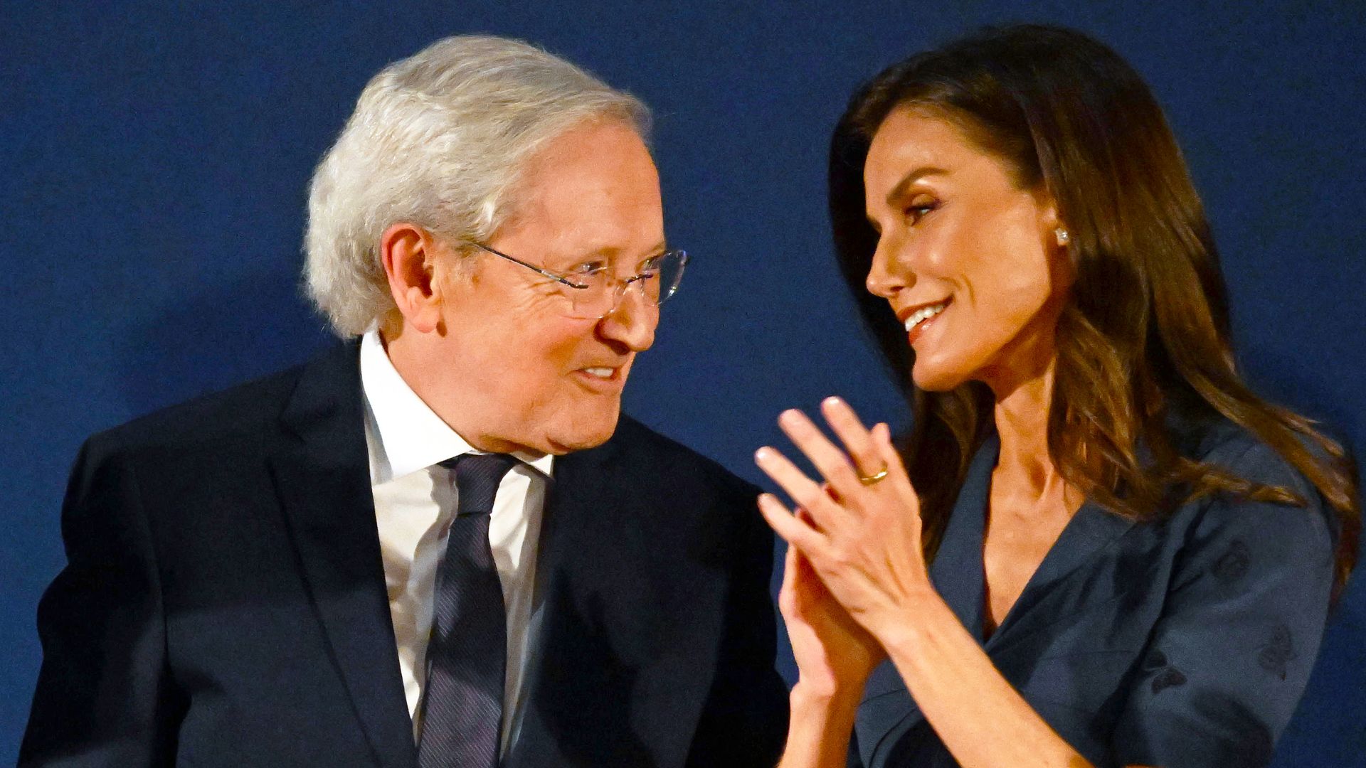 El último gran reconocimiento a Fernando Ónega: un galardón de manos de la reina Letizia