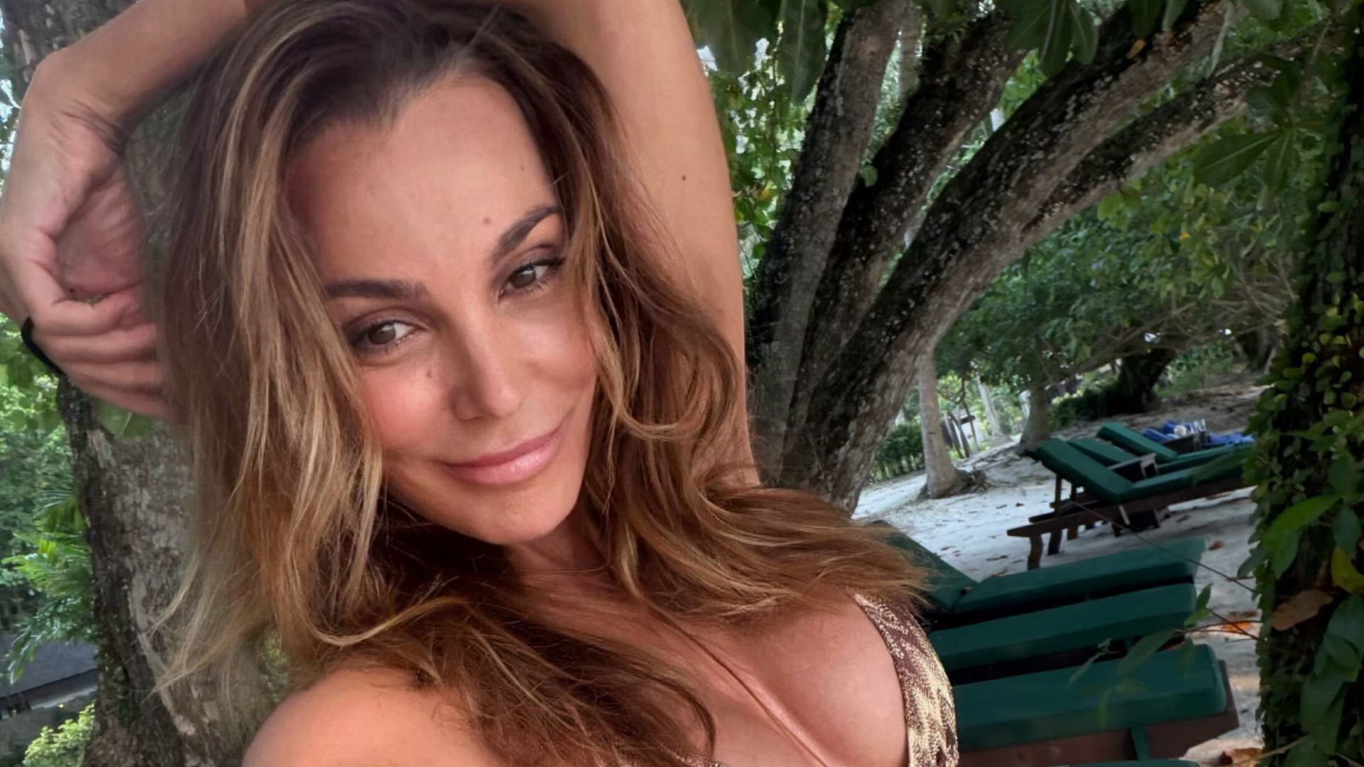 Mar Flores con bikini y cadena en la cintura en una isla privada