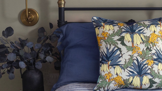 Dormitorio con ropa de cama azul