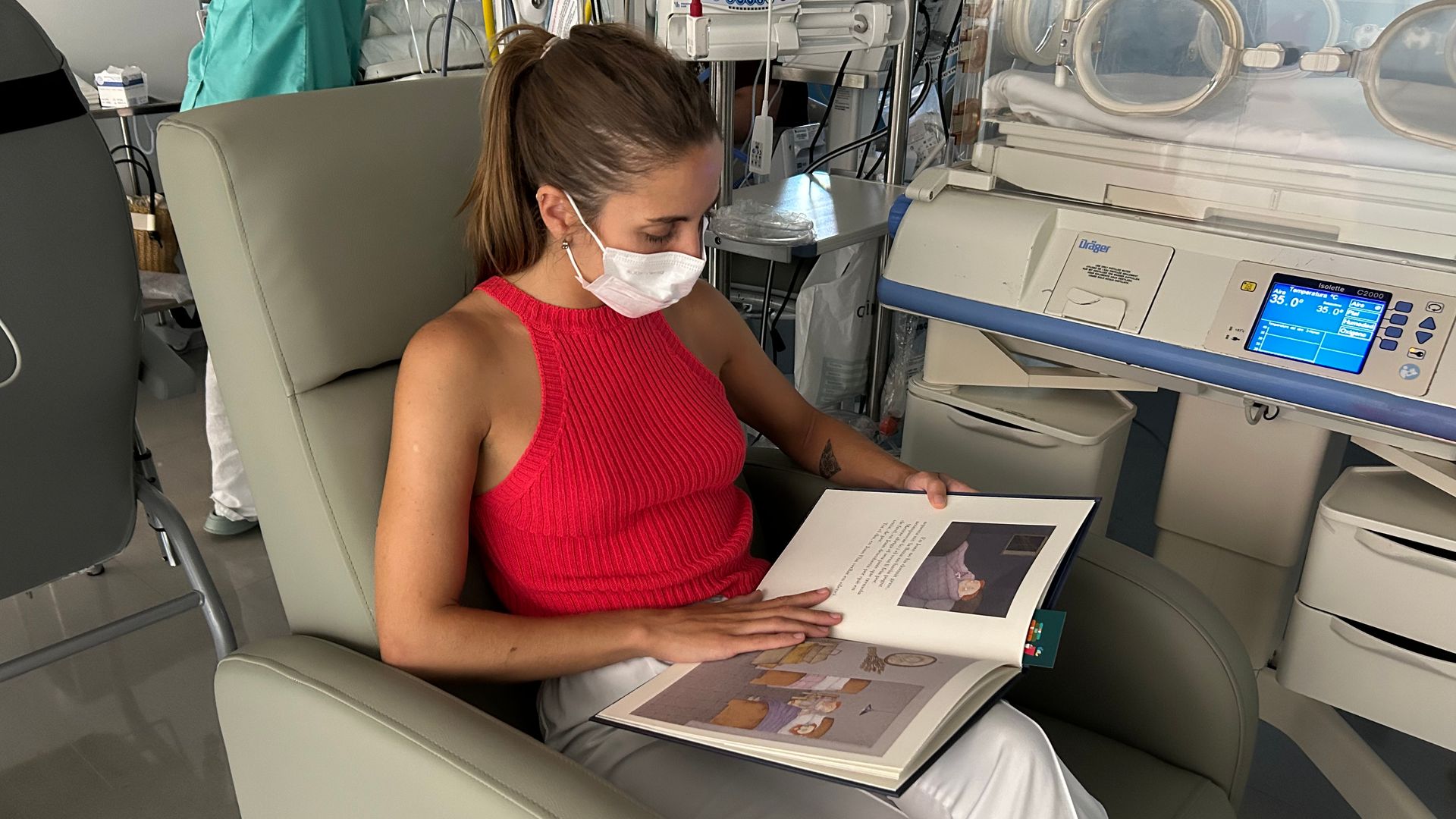 Madre leyendo en la UCI neonatal del Hospital Universitari Dexeus