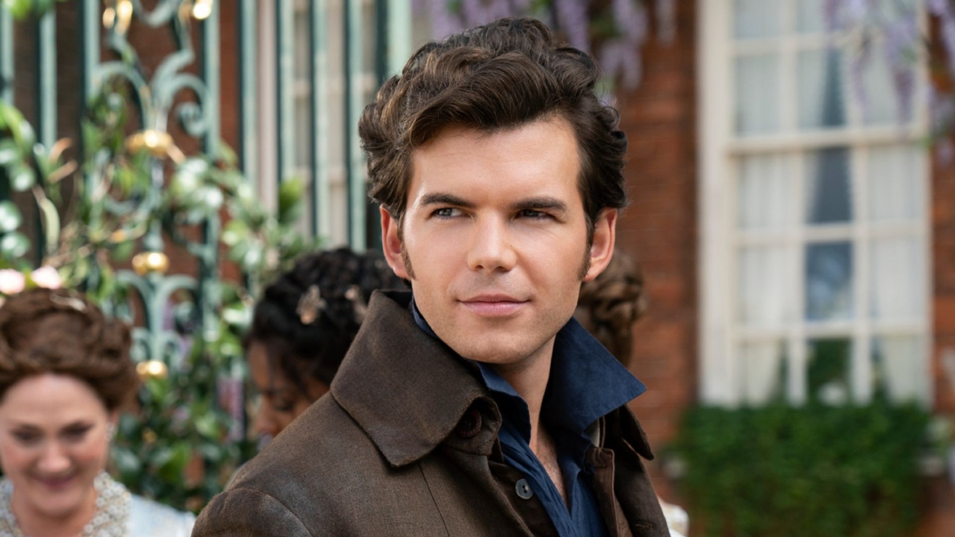 Descubre el truco que ha hecho que veamos más atractivo a Luke Newton, el nuevo protagonista de 'Los Bridgerton'