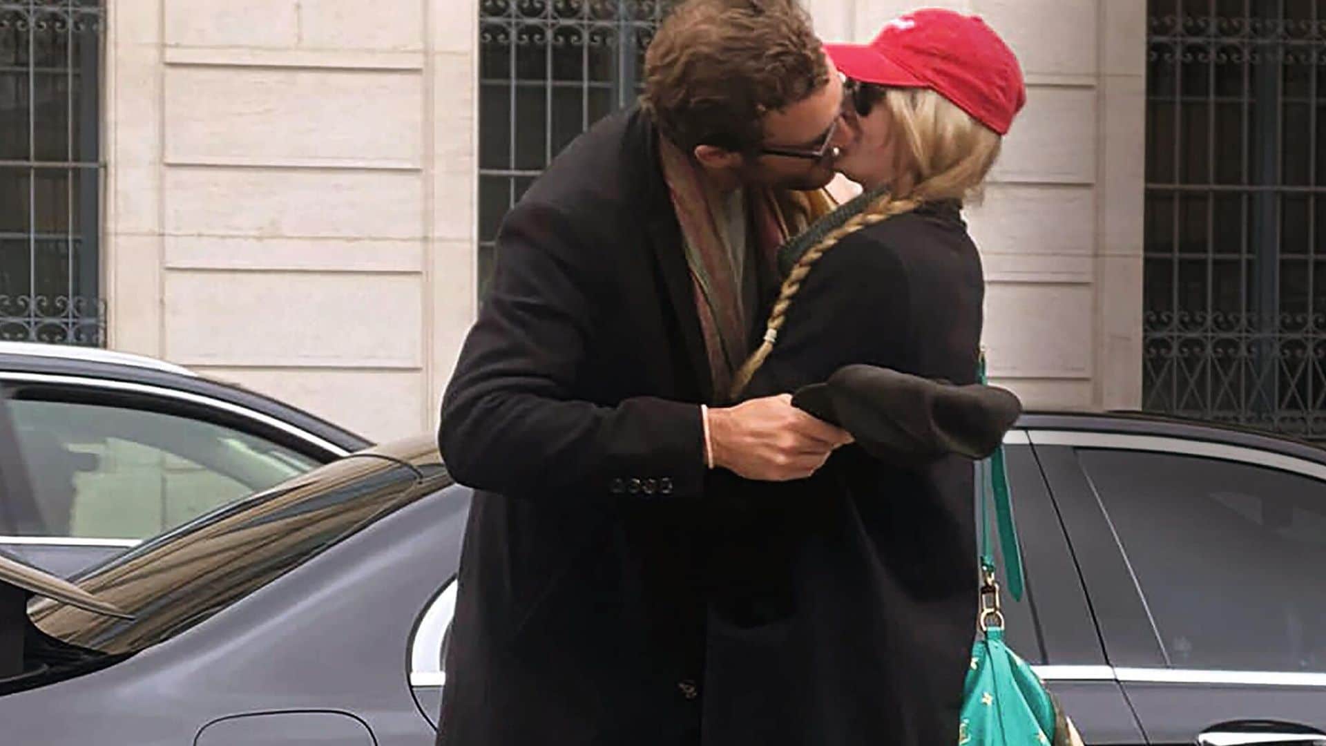 Sophie Turner, la imagen de su apasionado beso con el ex de Olympia de Grecia que ha sorprendido a todos