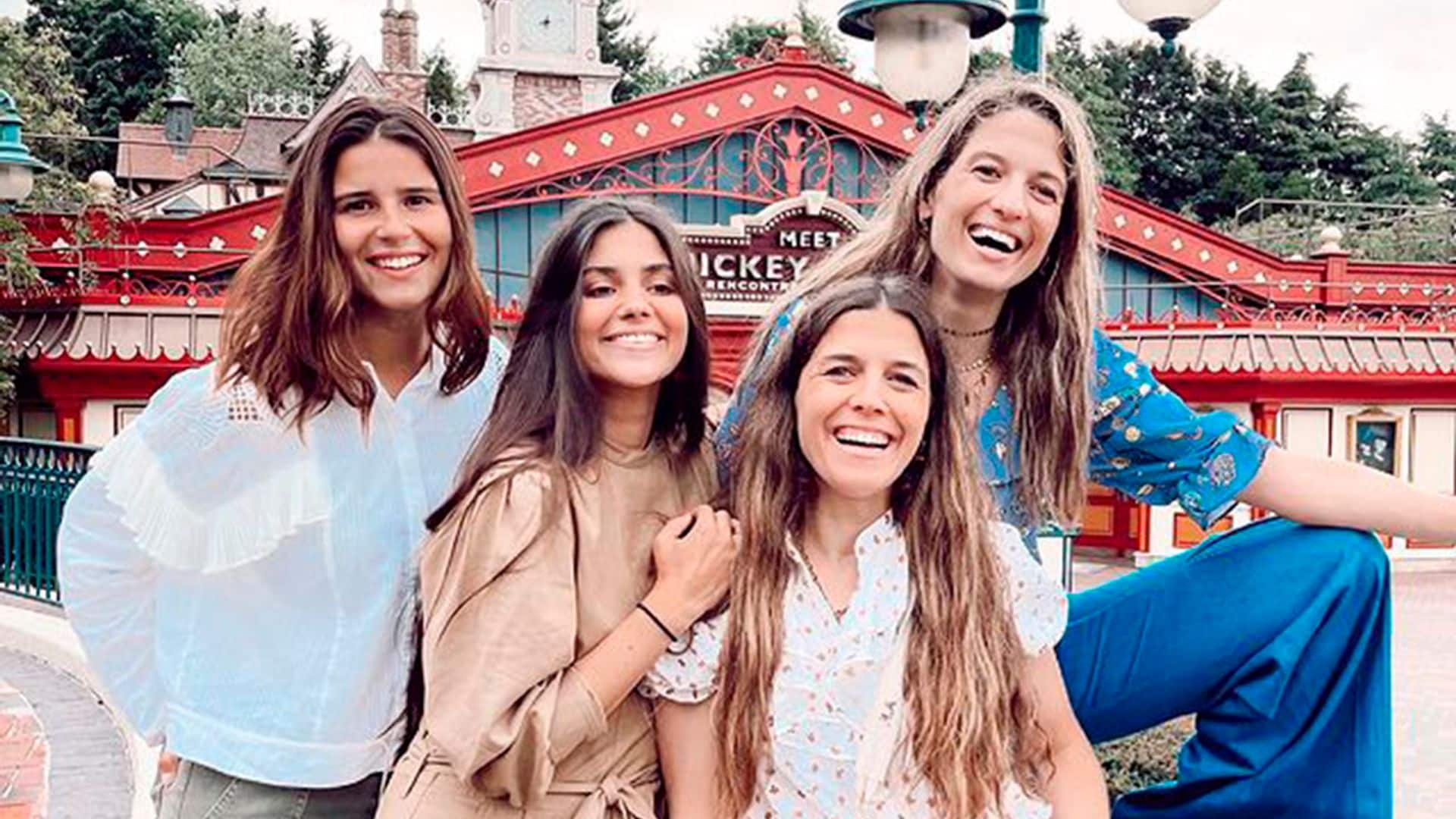 Las aventuras de Cayetana Rivera en 'Disneyland París' junto a María García de Jaime y otras amigas